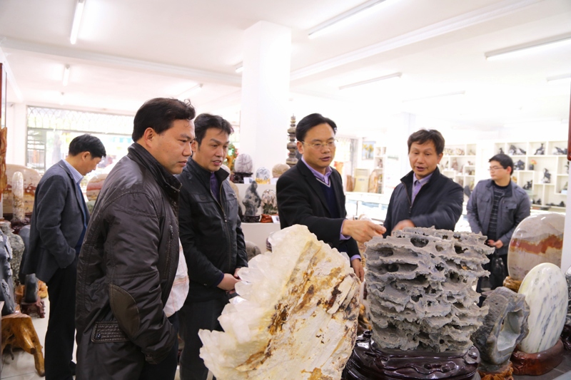2015年11月10日-湖北省地质局党委书记、局长朱厚伦在我队地质工艺厂了解工艺品生产经营情况
